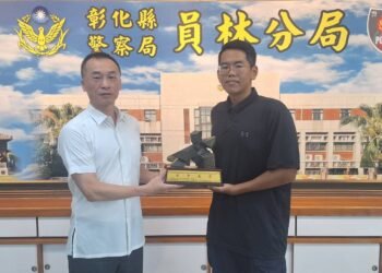 員林分局人事異動　分局長贈紀念品祝福履新