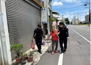迷失婦忘了回家路　警暖心護送平安返家