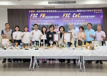 雲林縣政府團隊展現上半年度豐碩獲獎成績 榮耀雲林核心管理職能培訓 縣府團隊頒獻獎展現國際級治理實力 8 雲林縣政府團隊展現上半年度豐碩獲獎成績 榮耀雲林核心管理職能培訓 縣府團隊頒獻獎展現國際級治理實力