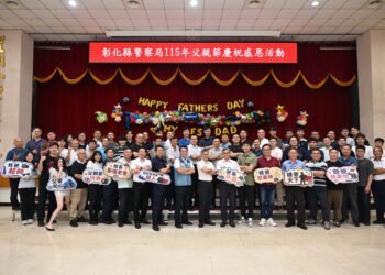 打虎親兄弟,抓賊父子兵!彰化縣警察局慶祝父親節 「警察父子、父女檔」 同台接受「全身大臨檢」按摩笑翻全場 4 打虎親兄弟,抓賊父子兵!彰化縣警察局慶祝父親節 「警察父子、父女檔」 同台接受「全身大臨檢」按摩笑翻全場