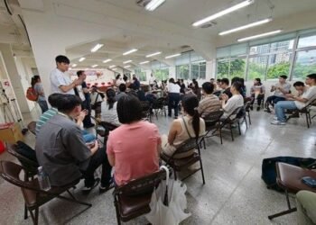 超狂聯誼!南港公所辦「潑漆派對」 單身男女合力作畫擦出愛火 5 超狂聯誼!南港公所辦「潑漆派對」 單身男女合力作畫擦出愛火