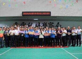 下午茶提前歡慶爸爸節　張麗善縣長致贈馬克杯感謝男性同仁辛勞奉獻