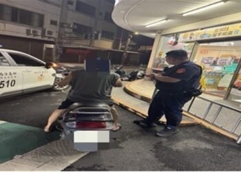 八旬老翁深夜迷途 暖警護送返家 6 八旬老翁深夜迷途 暖警護送返家