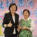 新北社會局許盈溱堅守收發崗位46年　李美珍局長贈「盈心奉獻、溱懷悠然」祝福