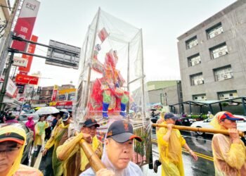 大士爺神尊穿雨衣　大雨澆不熄創意踩街熱情