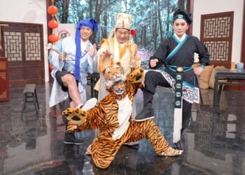 陳亞蘭口誤竟叫胡瓜「爸」!抓胡瓜頭撞氣球害他崩潰喊:不演了啦 6 陳亞蘭口誤竟叫胡瓜「爸」!抓胡瓜頭撞氣球害他崩潰喊:不演了啦