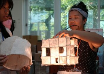 工藝入校走進暑期校園 工藝中心攜手學校深化工藝教育扎根 從在地出發 讓孩子在實作中培養美感與創造力 7 工藝入校走進暑期校園 工藝中心攜手學校深化工藝教育扎根 從在地出發 讓孩子在實作中培養美感與創造力