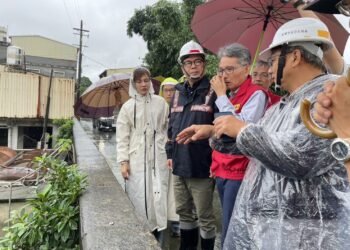 超大豪雨持續警報不斷　陳其邁市長陪同經濟部賴建信次長　視察田寮月世界增佈移動式抽水機