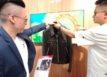 聚焦AI教育與人才培育　MMEETT拍下黃仁勳招牌皮衣