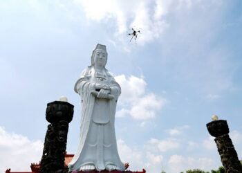 觀音成道紀念日赴大佛禪院參禮 邱佩琳讚無人機清洗基隆地標 13 觀音成道紀念日赴大佛禪院參禮 邱佩琳讚無人機清洗基隆地標