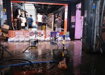 天文大潮來襲海水倒灌 謝國樑深夜勘災加派抽水設備應變 6 天文大潮來襲海水倒灌 謝國樑深夜勘災加派抽水設備應變