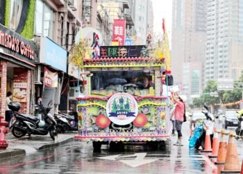 不畏風雨展虔誠 邱佩琳主持中元祭「迎斗燈」儀式、祈求平安 7 不畏風雨展虔誠 邱佩琳主持中元祭「迎斗燈」儀式、祈求平安