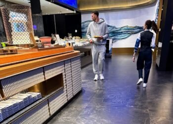 NBA灌籃王也來朝聖！LaVine現身饗 A Joy狂拿海鮮　網笑：吃飯免費看球星