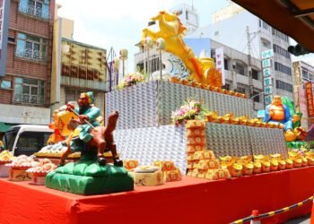 鬼門開!嘉義城隍廟5大創意供品超吸睛 2千萬金馬成焦點 8 鬼門開!嘉義城隍廟5大創意供品超吸睛 2千萬金馬成焦點