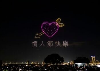 14萬人看呆！蜘蛛人「射蜘蛛絲」現身大稻埕　無人機＋煙火炸裂七夕夜