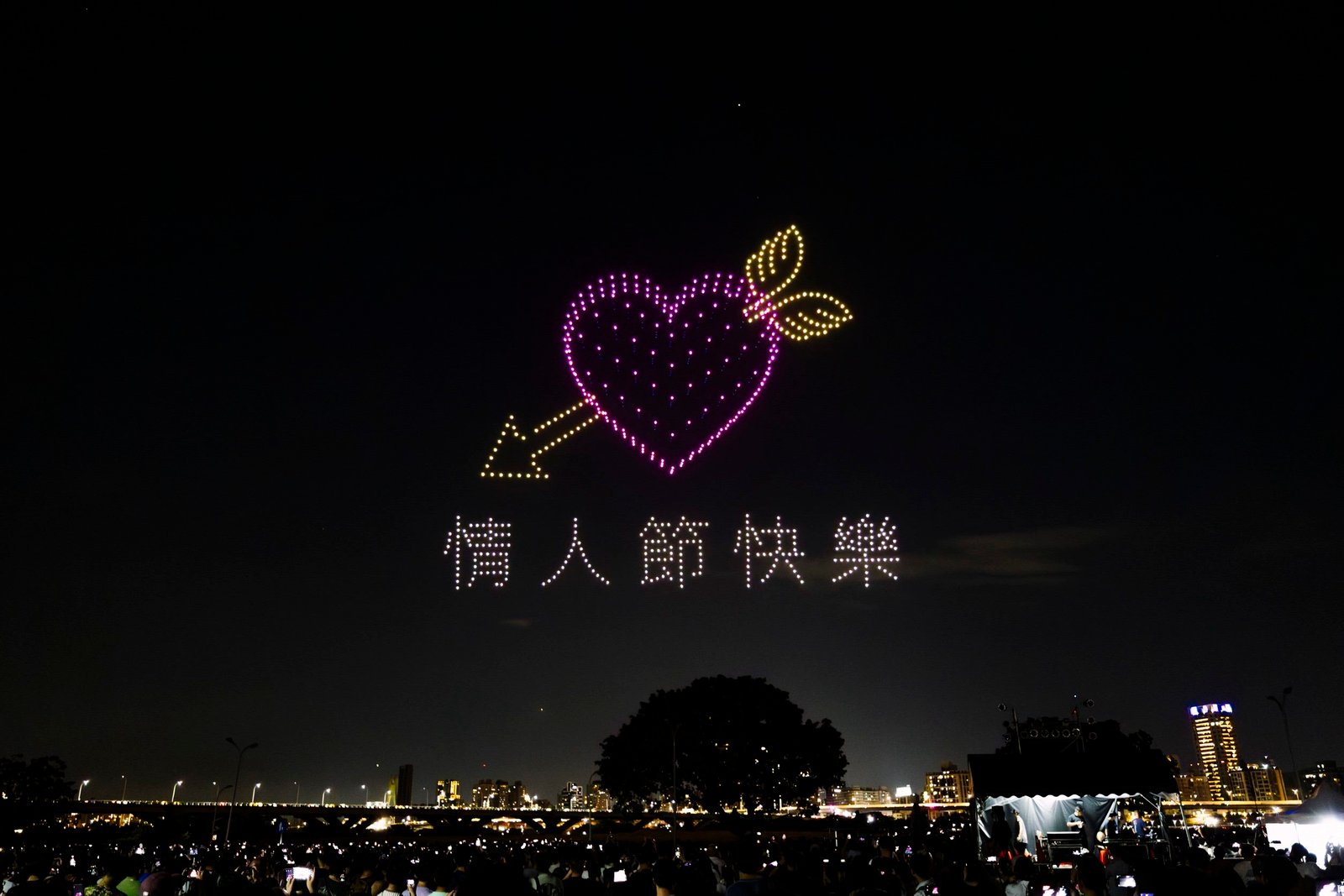 14萬人看呆！蜘蛛人「射蜘蛛絲」現身大稻埕　無人機＋煙火炸裂七夕夜