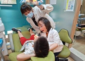 基隆學童變身小小牙醫　中山醫大口衛隊「玩中學」顧牙齒