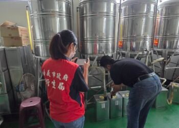 黑麻油苯駢芘超標!嘉義市府出手 216瓶全面下架 3 黑麻油苯駢芘超標!嘉義市府出手 216瓶全面下架