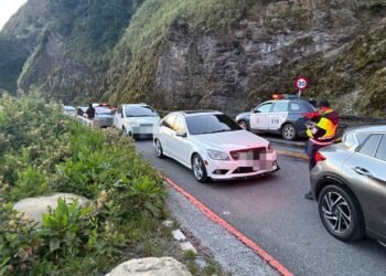 「台14甲線武嶺至水晶宮路段違規停車」警方實施交通管制及疏導並針對違規車輛依法取締