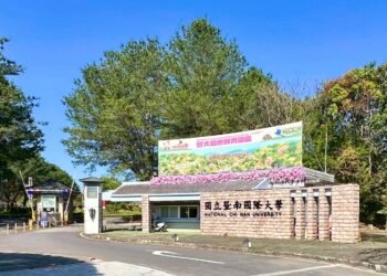 坐擁廣闊草坪與層疊山巒　暨大「療癒系」諮商空間溫馨啟用