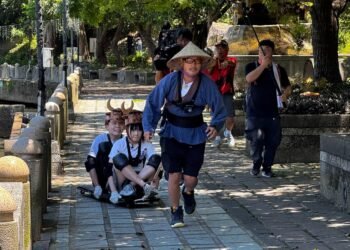 KID 慘遭集體圍剿 人力拉牛車顛簸路面上折磨眾人
