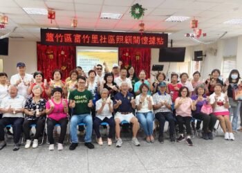 長者田地割稻+食農實作 開南大學USR團隊蘆竹區富竹里推動在地健康老化 4 長者田地割稻+食農實作 開南大學USR團隊蘆竹區富竹里推動在地健康老化