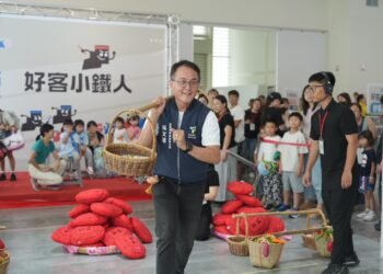 祖孫攜手挑戰「好客小鐵人」　闖關玩樂體驗客家硬頸精神