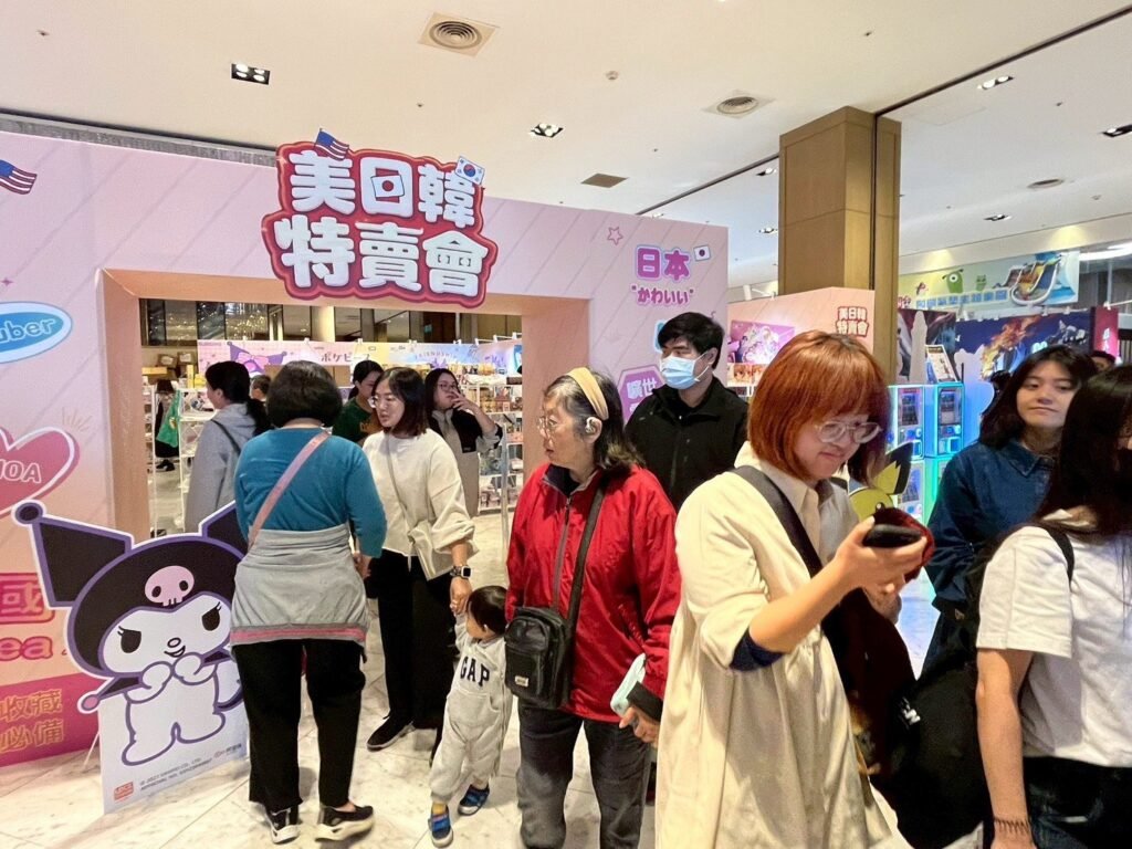 新光三越高雄左營店 美日韓特賣會擠爆人潮 新年快樂