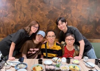 展榮展瑞父親節邀爸吃「鵝子晚餐」！展瑞笑喊：跳舞這下真成「兒子」了！