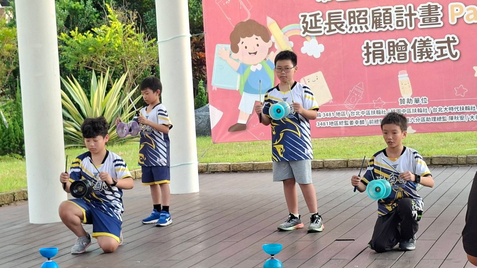 港西國小學生將平時課後練習的扯鈴表演給扶輪社友們欣賞練習的成果。